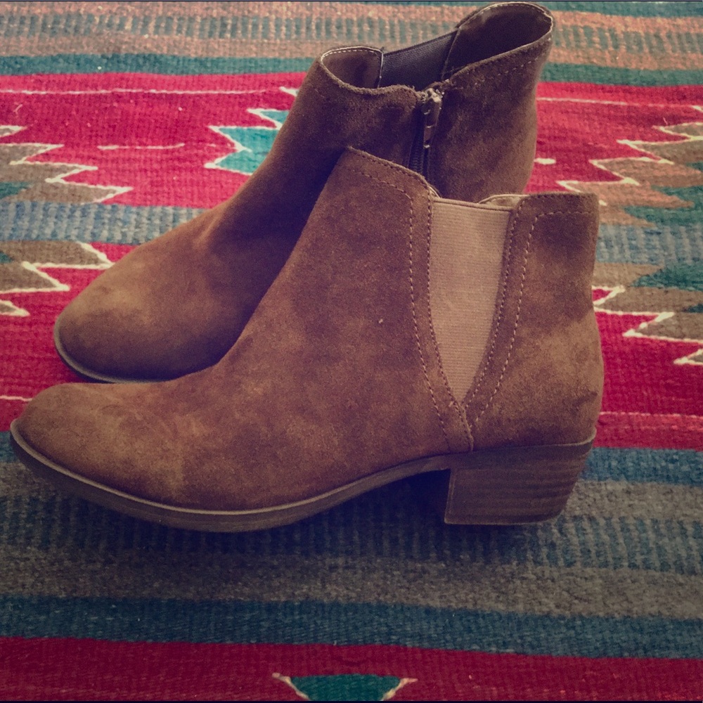 Kensie Cognac Brown suede ankle booties